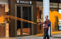 İklim aktivistlerinin bu seferki hedefi Rolex mağazası oldu