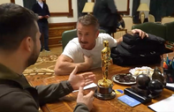 Sean Penn, Oscar ödülünü Zelenskiy'e verdi: Zafere kadar Ukrayna'da kalacak