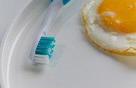 New York Times uzmanlara sordu: Dişlerinizi kahvaltıdan önce mi sonra mı fırçalamak daha iyi?