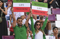İranlı futbolcular 2022 Dünya Kupası'ndaki karşılaşmaları öncesinde milli marşlarını okumadı