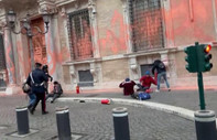 İtalya'da çevre aktivistleri Senato binasının cephesini turuncuya boyadı