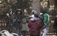 Kar yağışının etkili olduğu Ankara'dan insan manzaraları