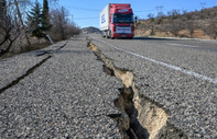 Adıyaman'da deprem sırasında kara yollarında oluşan yarıklar onarılıyor