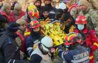 Hatay'da enkaz altında kalan kişi, 149'uncu saatte hayata tutundu