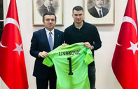 Livakovic forma ve eldivenini depremzedeler için bağışladı