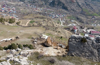 Deprem bölgesinde dağdan kopan kayalar korku yaratıyor