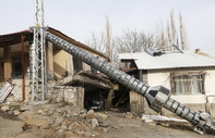 Depremde heyelan nedeniyle yolu kapanan köyde 35 kişiyi yöre halkı kurtardı