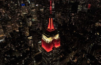 New York'ta Empire State binası depremzedeler için kırmızı beyaz renklerle ışıklandırıldı