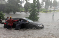 Sel felaketiyle boğuşan Şanlıurfa'da araçlar akıntıda kayboldu