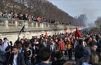 Paris'te emeklilik reformu karşıtlarının gösterisinde 120 kişi gözaltına alındı