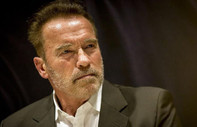 California'nın eski Valisi Schwarzenegger yoldaki çukuru kapattı