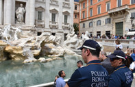 İklim aktivistlerinden Roma'daki ünlü Trevi Çeşmesi'nde boyalı protesto