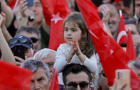 İstanbul'da seçim öncesi siyasi partilerin bayrak ve pankartları toplanıyor