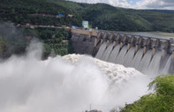 Hindistanlı yetkili düşen telefonunu almak için tüm barajı boşalttı