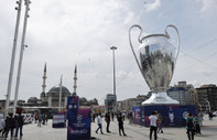 UEFA Şampiyonlar Ligi kupasının dev maketi Taksim Meydanı'nda