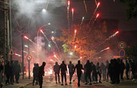 Fransa'da maskeli göstericiler polislere havai fişeklerle saldırdı