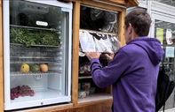 İsviçre gıda israfının önüne sokaklara yerleştirdiği buzdolaplarıyla geçiyor