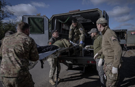 Ukrayna'da yaralanan askerler zor şartlar altında cephe hattından tahliye ediliyor