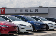 Tesla düğmeye bastı: Otomobillerinin fiyatını yarı yarıya düşürecek