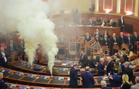 Arnavutluk Meclisi yine karıştı: Oturumu sis bombasıyla engellediler