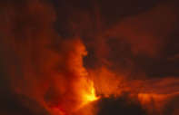 Etna Yanardağı yeniden faaliyete geçti: Püskürttüğü küller 4 bin 500 metreye ulaştı
