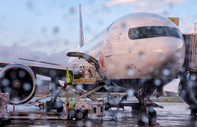 Air Canada'ya ait Boeing 777 model uçağa binen bir yolcu kapıyı açtı, uçaktan düştü