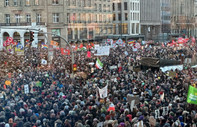 Almanya'da 50 binden fazla kişi aşırı sağcıları protesto etti