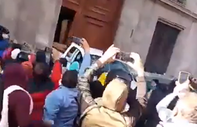 Meksika'da protestocular Ulusal Saray'ın kapısını kırdı