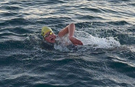 Aysu Türkoğlu Cook Boğazı'nı 7 saat 21 dakikada yüzerek geçti