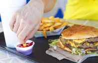 Enflasyon düşük gelirlileri vurdu: Hamburgerler küçüldü, içecekler masadan kalktı