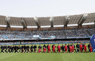 İtalya Serie A'da Napoli takımı diz çökerek ırkçılığı protesto etti