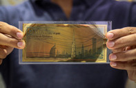 Dubai'de 24 ayar altından 0.1 gram ağırlığında banknot basıldı