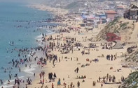 Gazzeliler savaşın gölgesinde sahile akın ettiler