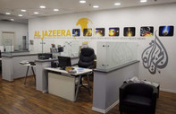 İsrail, yayınlarını sonlandırma kararı aldığı Al Jazeera'nin ofisini bastı, ekipmanlarına el koydu