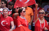 Hollanda - Türkiye maçı öncesi Berlin sokakları kırmızı-beyaz