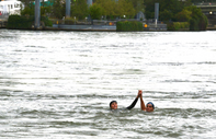 Fransa Spor Bakanı olimpiyatlara 13 gün kala Sen Nehri'nde yüzdü