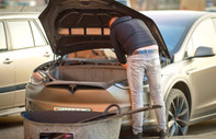 Ukrayna Tesla araçları parçalıyor, içindeki bataryadan şarj istasyonları kuruyor
