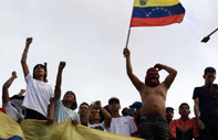 Venezuela'da kaos: Başkent Caracas sokakları ikiye bölündü