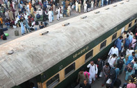 Pakistan'da yolcu trenine silahlı saldırı: 500 rehineden 104'ü kurtarıldı