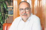Sakıp Bey, aile üyelerinden bir buket yapmıştı. Buketin tutkalı da kendisiydi
