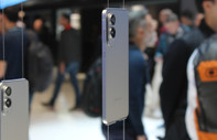 Samsung Apple'dan önce davrandı: En ince ve hafif telefonunu sahneye çıkardı