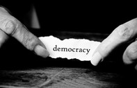 Demokrasi: İsim, toplum bilimi, Fransızca démocratie. anlamı bilinmiyor!