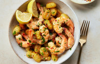 Tek tavada karidesli scampi ve kızarmış gnocchi