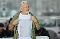 Assange'dan Cannes'da Gazze protestosu: Öldürülen çocukların isimlerinin yer aldığı tişörtle katıldı