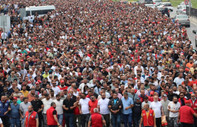 Greve çıkan İzmir Büyükşehir Belediyesi işçileri Kültürpark'a yürüdü