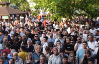 Manisalılar Ferdi Zeyrek'in vefat haberinin ardından hastane önünde toplandı