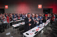 Almanya'da SPD kongresine katılan Özel ayakta alkışlandı