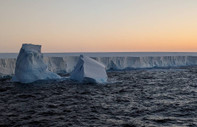 Dünyanın en büyük buzdağı parçalanıyor: Londra büyüklüğündeki kısım denize düşmek üzere
