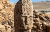 12 bin yıl öncesine ait: Karahantepe'de insan yüzlü T biçimli dikilitaş bulundu