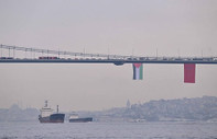 İstanbul Boğazı'na Filistin'e destek için bayrak asıldı